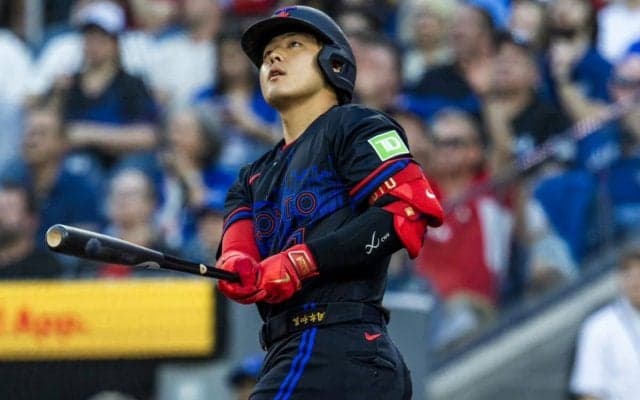 超特大弾に同僚ゲレーロJr.も「3階席だぞ」と呆然　巨人からの移籍1年目で発揮される岡本和真の“真価”に米識者も愕然「球団は補強戦略に満足している」