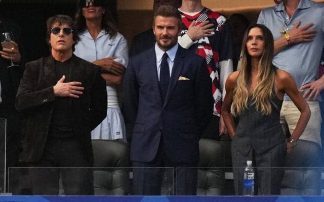 トム・クルーズ＆ベッカム並ぶアメリカ国歌斉唱にSNS沸騰「絵になる」「特別感パナい」