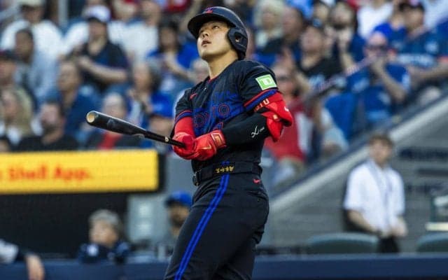 岡本和真の特大弾に「なんてこった！」米“呆然”　3階席まで飛び込む特大アーチに「あの巨大なスタジアムで…」「まさに怪物」