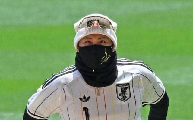 えっ！？日本ハム・新庄剛志監督がサッカー日本代表のユニ着用　見慣れぬウェアで練習見守る　背番号１で背中には「ＳＨＩＮＪＨＯ」