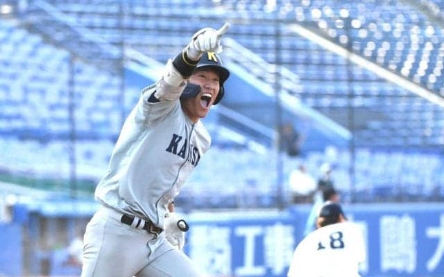 関大　５４年ぶりＶへ王手　４番・山本「人生初」サヨナラ打　米沢体調不良も５回１失点奮闘　１４日、慶大と決勝