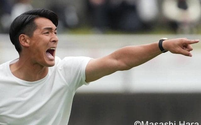 ｢ミスターさすが｣槙野智章監督がピッチ乱入で田中パウロ淳一のドリブル阻止！｢モウリーニョ思い出した｣“まさかのイエロー”に大反響