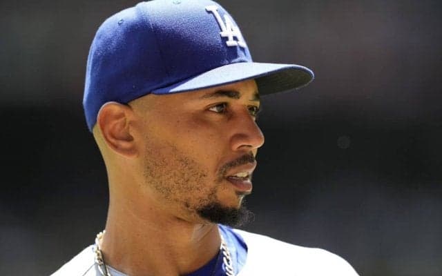 山本由伸の大記録を止めた失策は捕球できた？　元MLBの名遊撃手はベッツを擁護「内野手にとってはああいうバウンドが一番怖い」