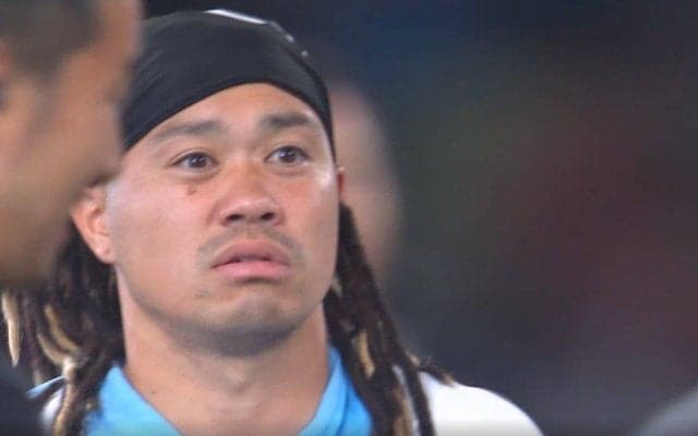 何が起きた？“お祭り男”田中パウロ淳一、ピッチ上で身ぐるみ剥がされまさかのパンイチに「この人吉本ですか？」「パンツでちゃんと宣伝してる」ファン爆笑