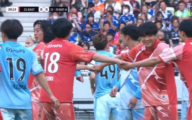 「めっちゃ楽しそう」4人が手つなぎクルクル…奇策“トルメンタ”発動→鹿島・植田がヘディングシュート！華麗なトリックプレーに「みんな違うチームなのいいね」
