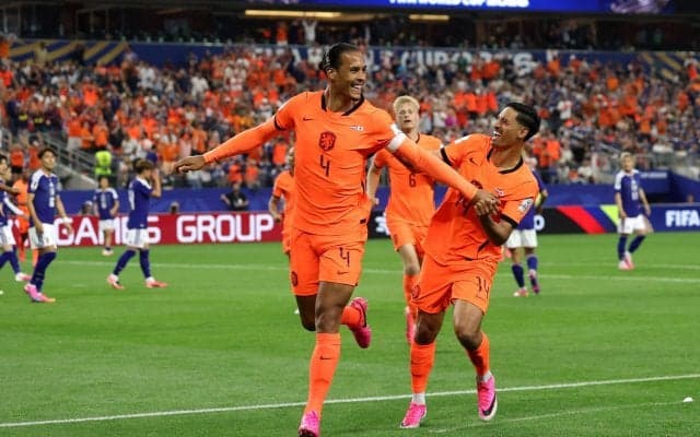 「押してるじゃん！」日本代表のW杯失点が物議…「審判に取られないギリギリ」オランダDFが渡辺剛に“プッシング疑惑”
