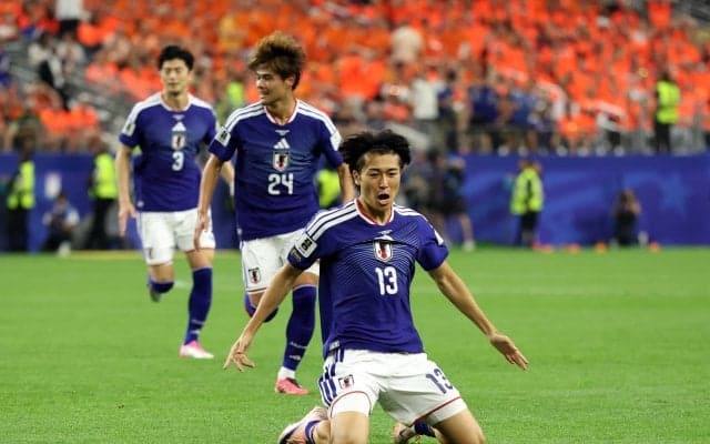 「この体勢でなぜ打てる！？」中村敬斗の“神シュート”にファン驚愕「えぐすぎる」股抜き弾にオランダ守備陣唖然【W杯】