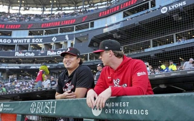 村上宗隆が日本代表ユニでチャーター機にピース！ホ軍戦士がサッカーユニコーデ　１番人気はメッシ？ブレーブス、ドジャースに連続勝ち越しで敵地へ
