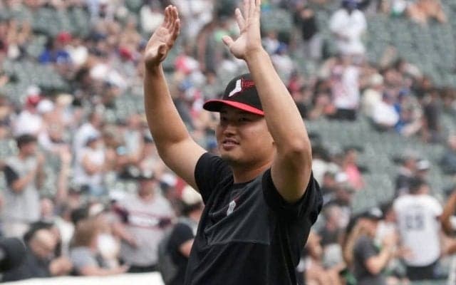 「なぜ空港に…」村上宗隆の“後ろ姿”に飛び交う「????」　突然のユニ姿にファン騒然
