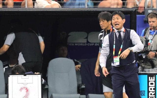 オランダ戦で話題のデカ数字ボード　長友佑都の発案だった「ピッチ内の選手から時計が見えないと」
