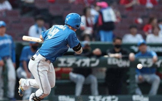 日本ハム　２死三塁からスクイズで１点を先制　四回に大塚が三塁前へ絶妙なセーフティーバント