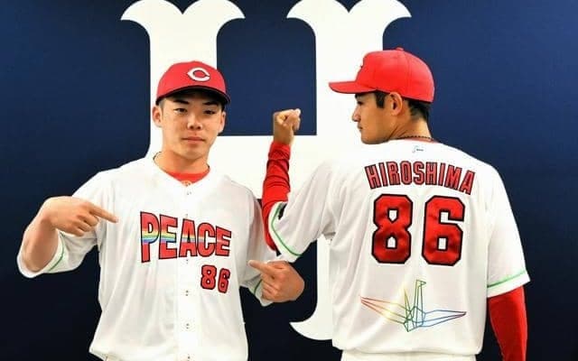 背中に折り鶴、胸には虹　広島カープ、ピースナイターのユニホーム