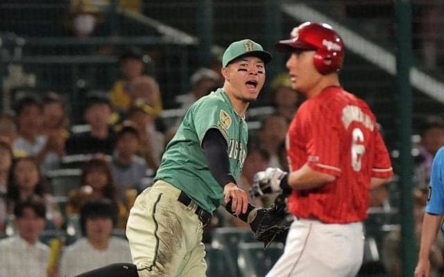 甲子園の大歓声が悲鳴へ一転…阪神・佐藤輝が三塁線への鋭いゴロにダイビングキャッチ→一塁へ痛恨の悪送球　久々に三塁先発も　チームは大勝