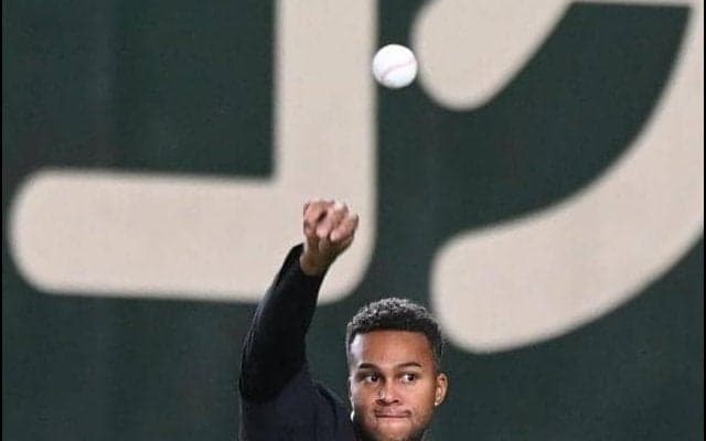 巨人・マルティネス「全く予想もしてなかった」元同僚・小笠原の加入を歓迎