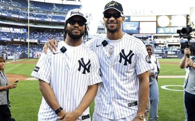 今季の王者ニックスのブランソンとハートがMLBヤンキースのホームで始球式に登場