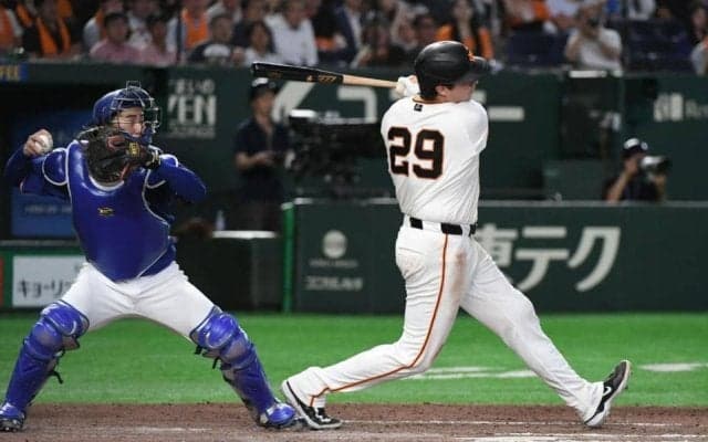 巨人・橋上監督代行が審判に抗議　ダルベックが空振り時に捕手の二塁送球を妨害との判定に　一旦ベンチに戻った後、再度グラウンドに出る場面も
