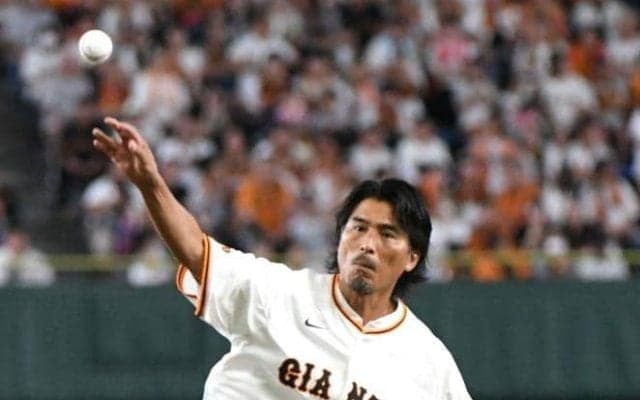 巨人　ファーストピッチにサッカー元日本代表・中沢佑二氏が登場「失敗したら…」の重圧をはねのけて見事なストライク送球で「モンテレイまで届いた」