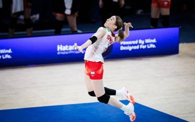 女子日本代表　 イタリアの高さとサーブに苦しみストレート負け