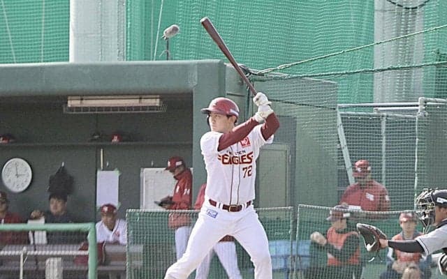 【楽天】ドラ４大栄利哉「やっぱりプロは質が違う」先輩捕手の隣でアドバイスをノートに記す