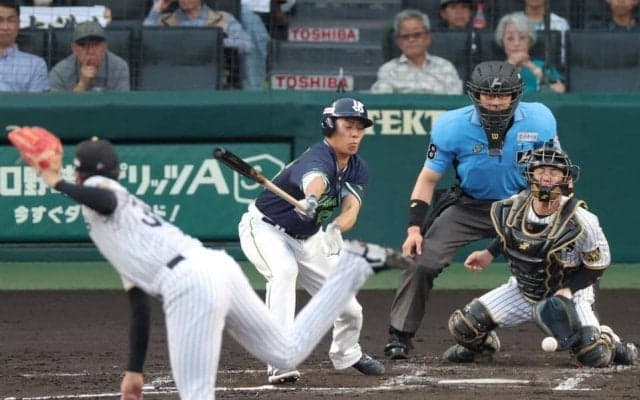 ヤクルト・山野が危険スイングで警告　空振り後にバットがすっぽ抜け　甲子園どよめく