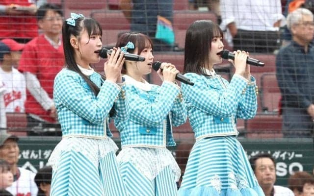 ＳＴＵ４８の甲斐心愛、岡村梨央、中村舞がマツダスタジアムで国歌斉唱「ホームランが何発も出たらいいなと思います！」