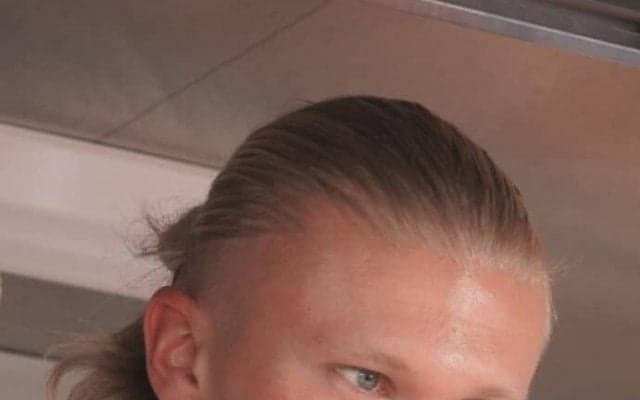 ノルウェー「怪物」FWハーランドは進撃の巨人？　SNSで「鎧の巨人」の突進にそっくりと話題