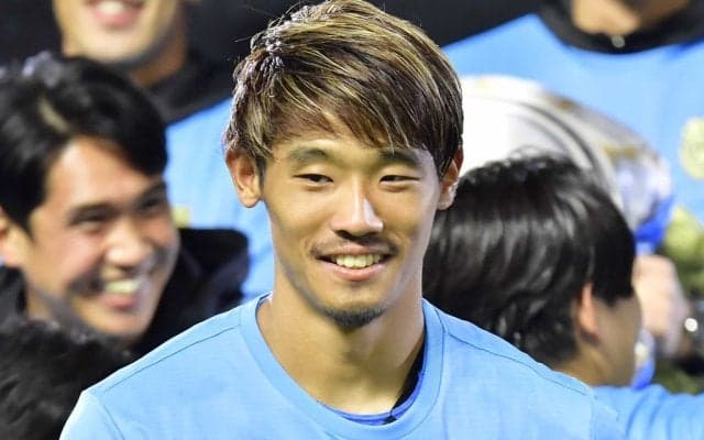「守田が元気そうで嬉しい｣J1川崎の同期コンビ、家族ぐるみディズニーショット公開｢ダブルプリンセスは反則級の可愛さ｣｢同い年ボーイ初対面｣ 
