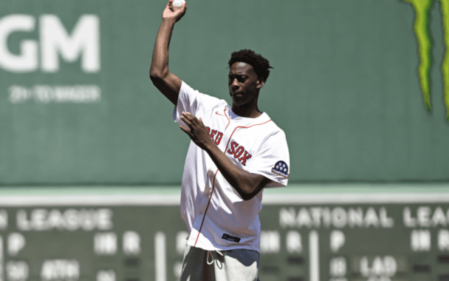 マサチューセッツ州初のNBA全体1位…AJ・ディバンサがMLBレッドソックスのホームで始球式に登場