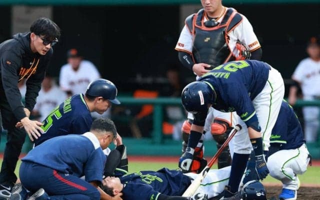 巨人西舘、ヤクルト松下への危険球で退場　球場騒然、142キロが左側頭部を直撃　頭を固定した形で担架で運び出される