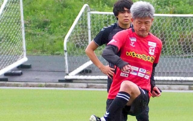 “還暦Ｊリーガー”　キングカズがプロ４２年目に向け始動　来年２月に迎える還暦に「そうでしたっけ？」