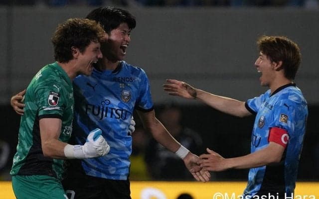 ｢異次元級にカッコイイ！｣創設30周年のJ1川崎、原点回帰の”縦縞”新ユニに反響｢襟元がハイセンス過ぎ｣｢ヤストだよね？｣激エモPVも話題