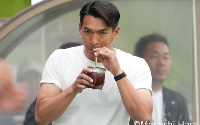 ｢チャゲかと思ったよ｣J2藤枝MYFCの槙野智章監督が披露した采配中“新スタイル”が話題！｢似合います｣｢マテ茶じゃなくてバケットハットのトレンドでいく感じ?｣