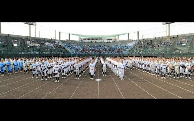 夏舞台に29チーム登場　徳島大会開会式、暑さ対策で初の夕方開催