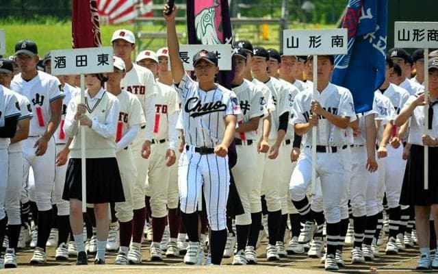学生コーチに転じた3年が行進先導　「人の役に立つことがモットー」