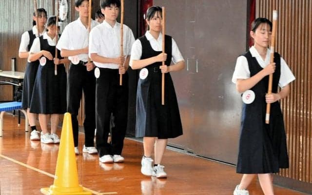 甲子園のプラカード掲げる式典誘導係　選考会に男女生徒122人挑む