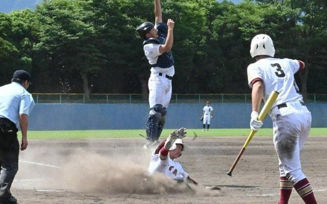 ダイビングキャッチで投手の兄を救う　松山北の1年生・坂上大河選手