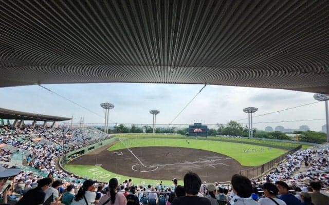平日に異例の"大行列"…保土ヶ谷球場の横浜vs東海大相模にファン集結！【神奈川】
