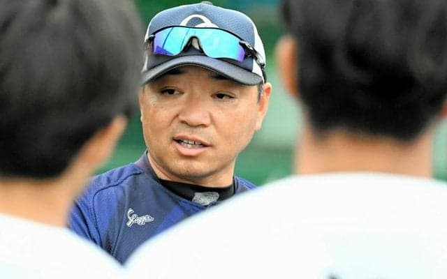 高校野球、ノーサインで勝てる？現役経営者の強豪校監督が選んだ戦術