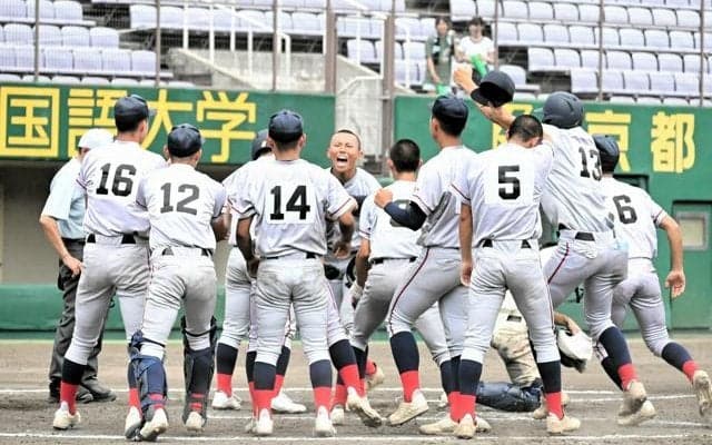 京都国際が京都文教にサヨナラ勝ち、2年前の夏の甲子園で初優勝