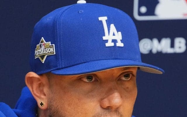 ロバーツ監督の自撮りショットに大谷翔平、山本由伸らシャンパンで乾杯　ロハスが思い出写真公開