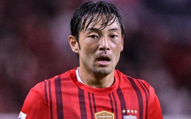 ｢ヘビと遊んでる｣｢蛇使いに？｣浦和退団で去就注目の元日本代表MF中島翔哉が“神の使い”の白蛇との満面スマイルのツーショット公開！｢小3の夏休みみたいで可愛い｣