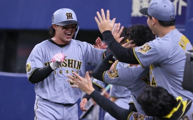 「これが見たかったんやー」終盤の逆転劇で単独首位堅守の阪神…“虎の浜ちゃん”の移籍1号にファン歓喜「待たせやがって！」「ほんま貴重な場面でナイスバッティングやで」