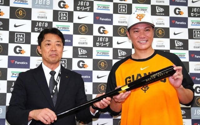 【巨人】まさか福井で…坂本勇人の新たな“通算300号伝説”　SSK社が漆塗り記念バット贈呈