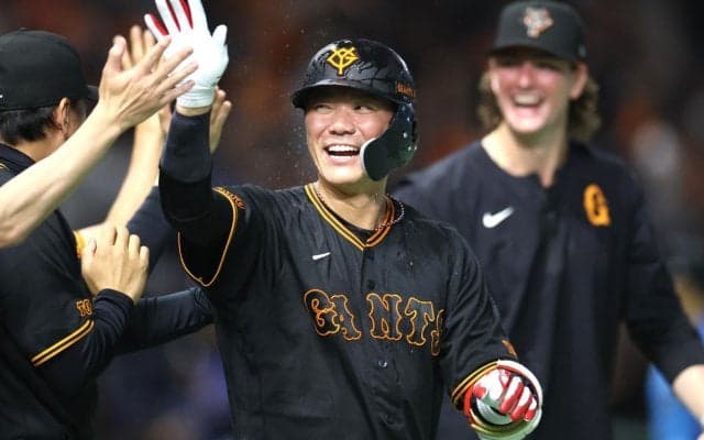 「神すぎるだろ」「まさにスーパースター」坂本勇人が“千両役者”の本領発揮！　球団記録に並ぶ劇的サヨナラ3ランに本拠地沸騰「いやもう万両役者」