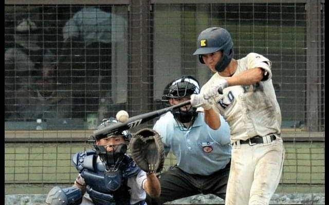 甲府工の守重選手が本塁打と好守　「打倒私学で甲子園」へあと2勝
