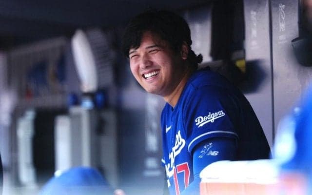 大谷が真っ先に称えた由伸の“メジャー初”　最後に添えた笑顔のハイタッチ…届けた貴重な1枚