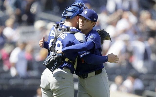 「彼がうちのエースなんだ」無四球完投で10勝目の山本由伸を指揮官が大絶賛　“528億円”の契約は「十分に元が取れている」