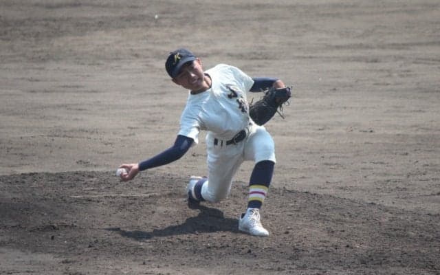 小松の窮地を救った"秘密兵器"！離島育ちの2年生アンダースローが好救援で2年連続の8強導く【愛媛】