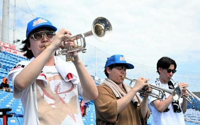 プロも駆けつけ応援演奏　聖パウロ学園のスタンドに、技光る音色