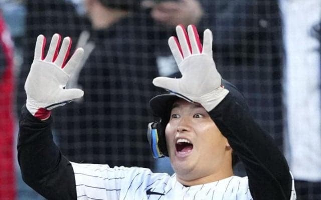 村上宗隆の「確信バンザイ」にファン沸騰　サヨナラ四球で二塁走者→球審のジャッジよりも早く両手を？「大喜び」「うれしい」ヤンキースに劇的勝ち越し